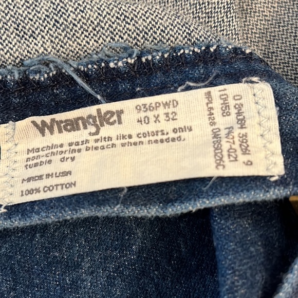 Men’s Wrangler Jeans. Gently worn, size 40 x 32. Machine washable. 100% cotton. - Picture 2 of 6
